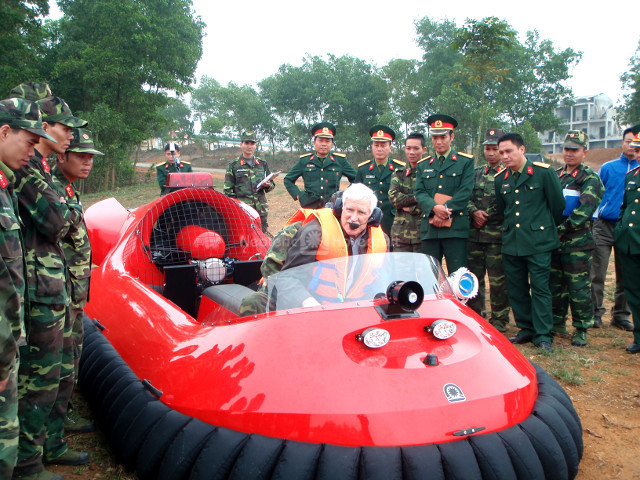 http://photos.neoterichovercraft.com/galleries/miscellaneous/spotlight/photos/9crowdcincraft.jpg
