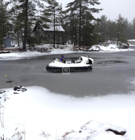 Photo hovercraft flying over broken ice