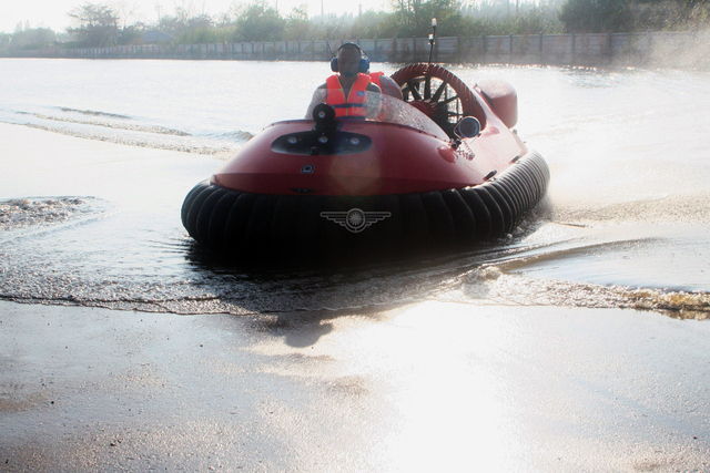 Photo Neoteric hovercraft pilot training Thailand flood